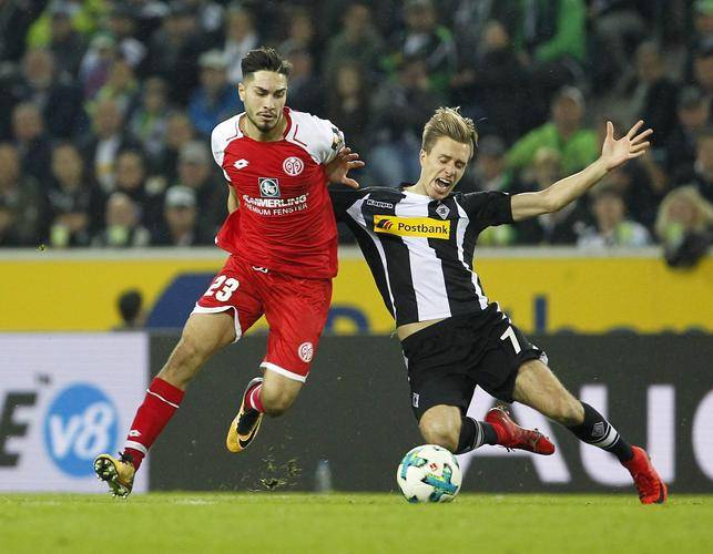 包含门兴格拉德巴赫队员因伤缺席比赛，球队痛失主力的词条