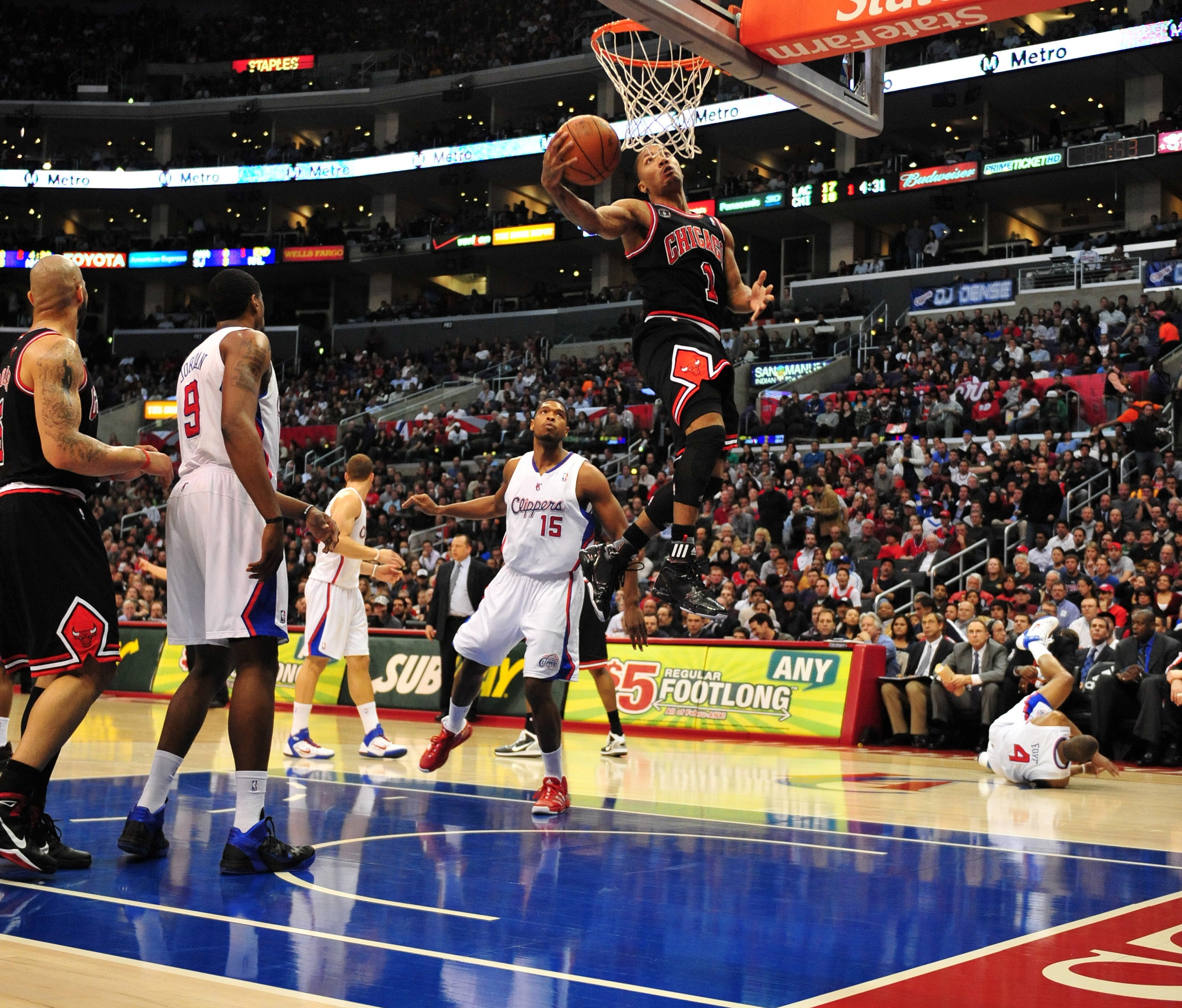 传奇球员生涯告别，球迷送行心情激动的简单介绍