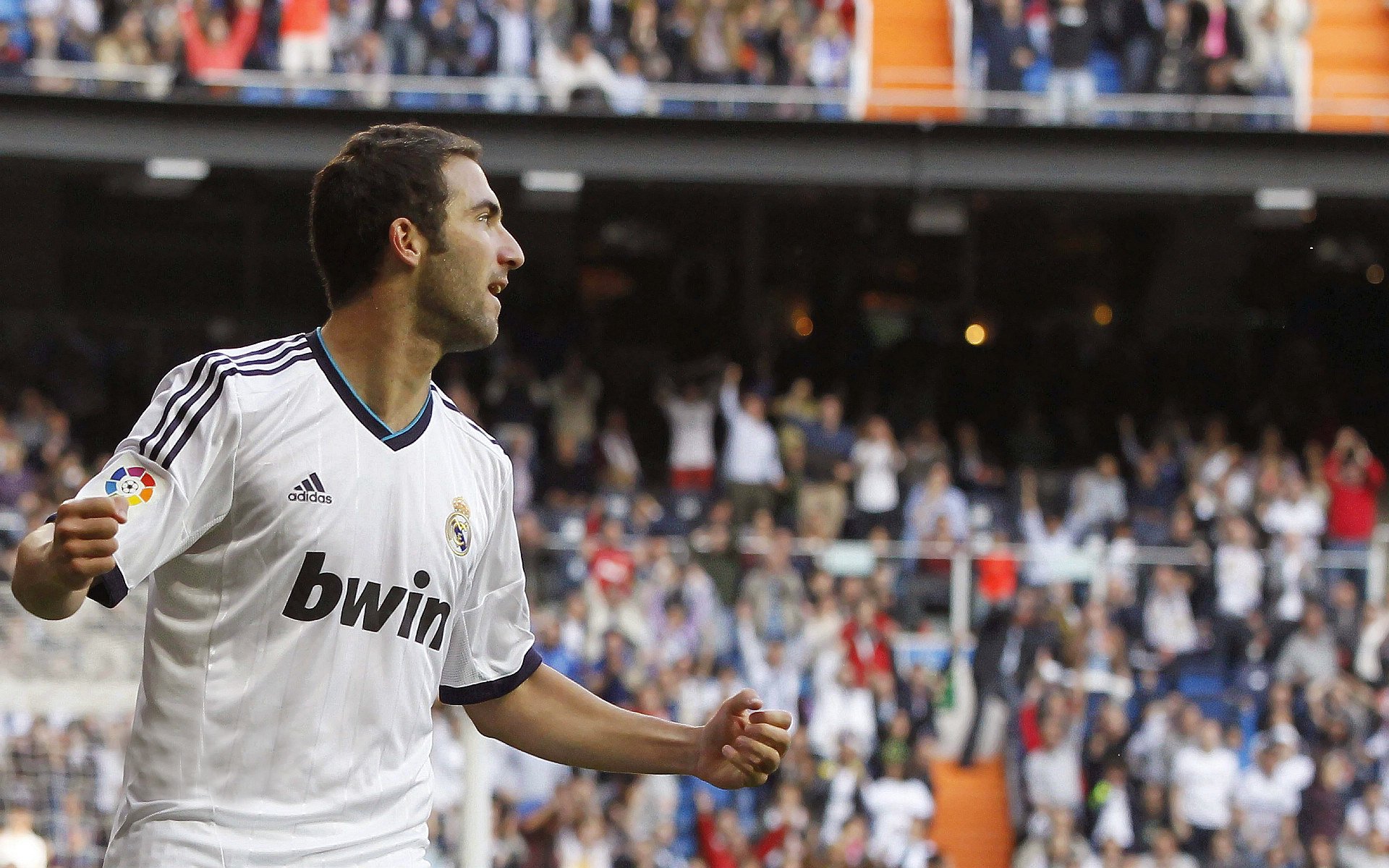 莱万多夫斯基连续七场比赛得分超过爆冷，阿森纳不断突破！比赛高潮迭起